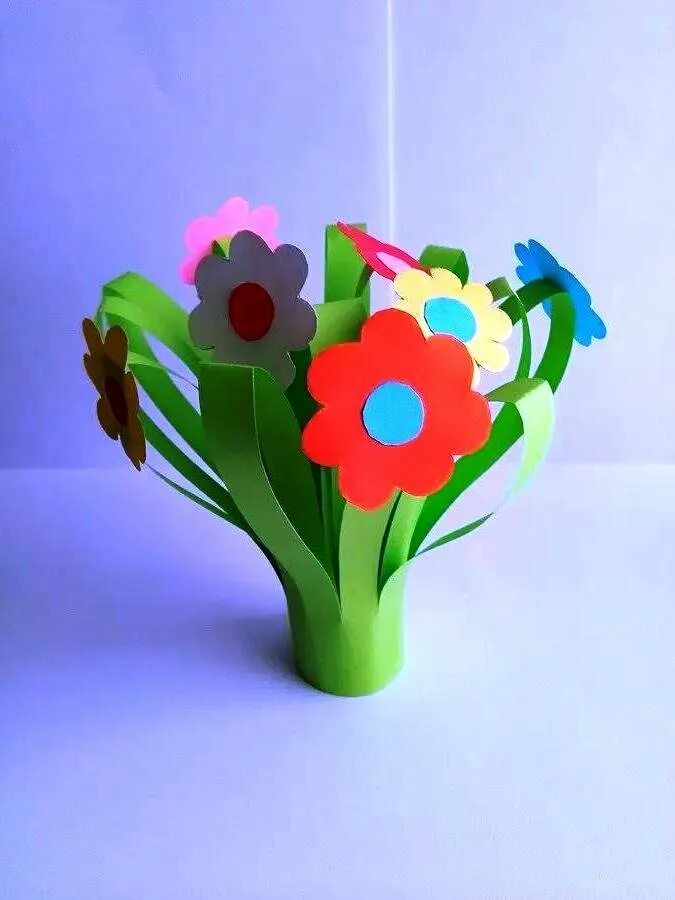 Подарок своими руками мамам цветы. Букет для мамы объемный. Букет для мамы поделка. Поделка цветы для мамы. Букет цветов из цветной бумаги.