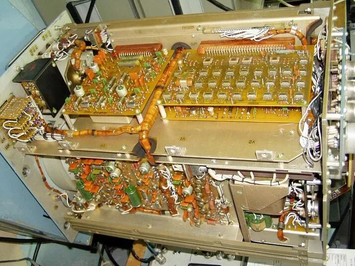 плата с радиодеталями. конденсаторы н10с драгметаллы. платы ссср радиолома. радиодетали на лом к1102. телевизионные платы на лом.