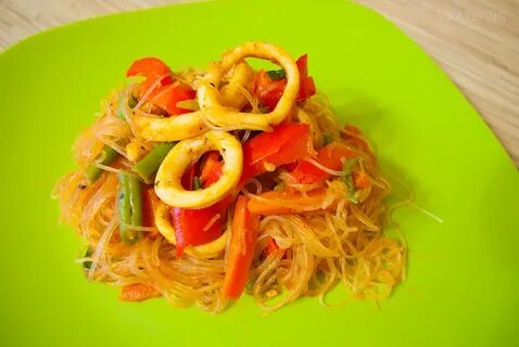 Лапша с кальмарами и овощами