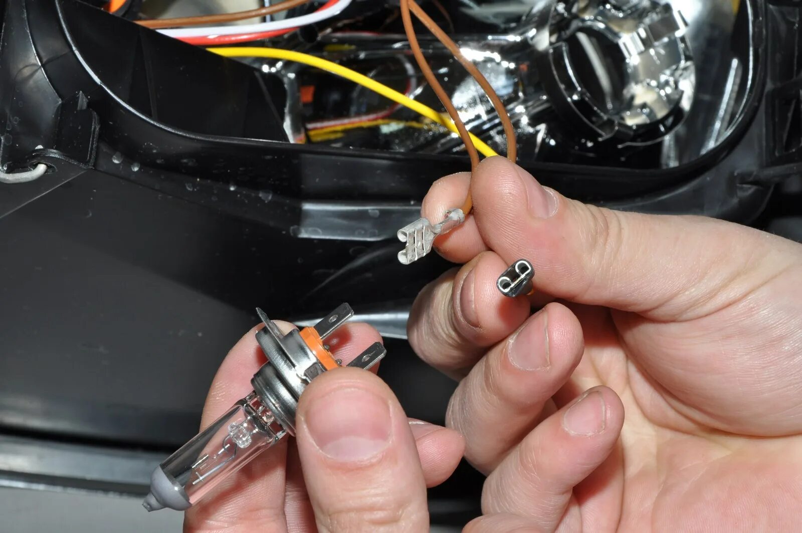 Мини би-ксеноновая линза h4. Шевроле спарк лампа ближнего света. Установка автоламп. Установка автоламп. Диодные лампы h4 на гранту.