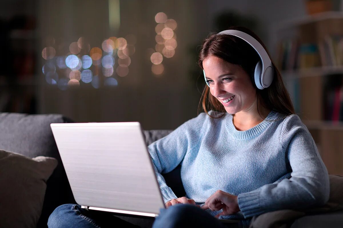 Человек на аудировании. Подросток в наушниках. Наушники для девушек. Listening картинки. Школьник в наушниках.