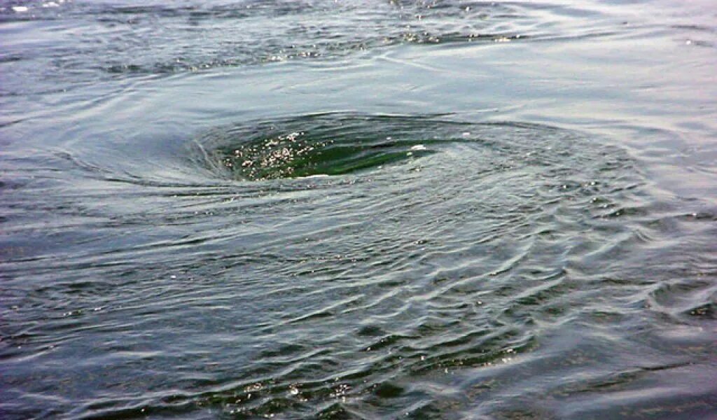 В условиях сильного течения. Саргассово море водоворот. Мессинский пролив водовороты. Водоворот в реке. Речные водовороты.