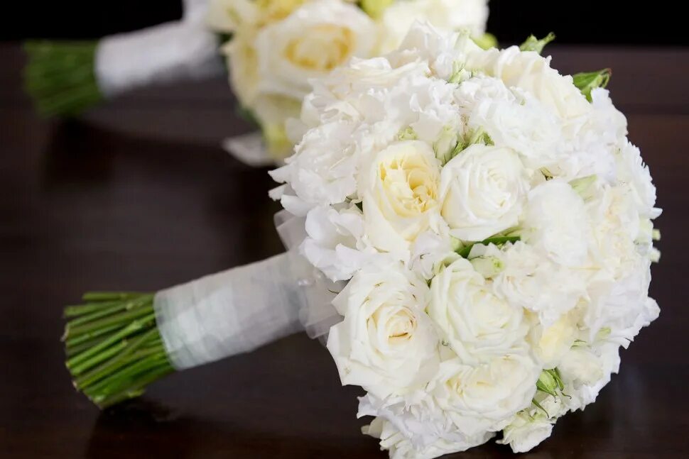 Букет на свадьбу белый. Букет невесты из белых роз. Классический свадебный букет. Белый букет невесты.