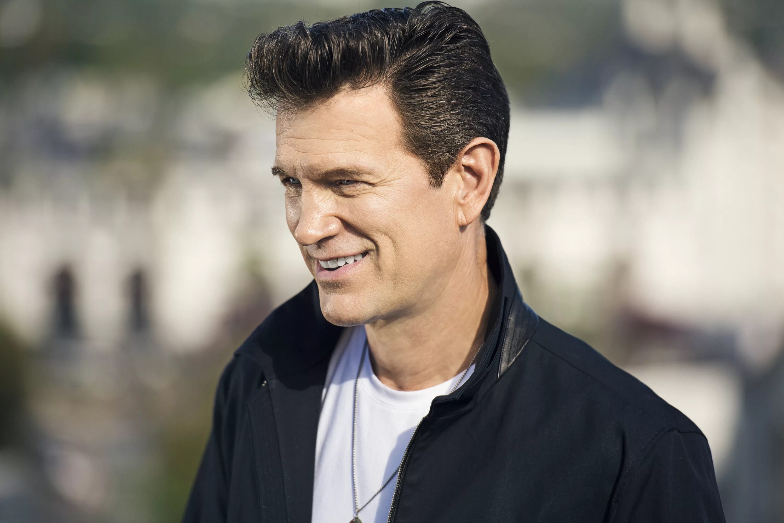 Kris. Chris Isaak певец.