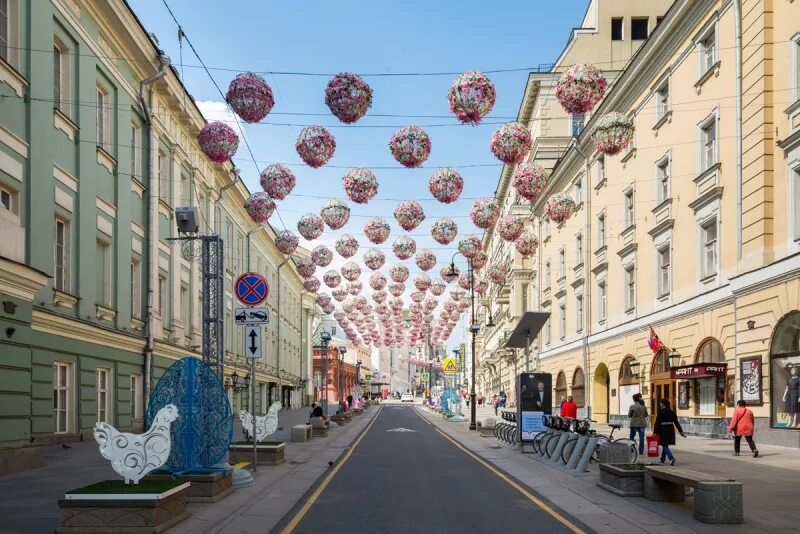 Улицы есть в москве. Большая Дмитровка пешеходная зона. Москва Арбат Тверская. Ул Никольская Арбат. Улица большая Дмитровка украшена.