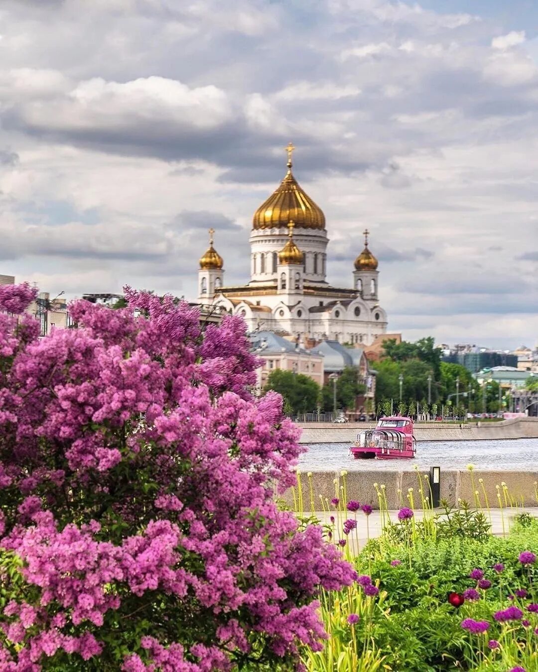 Какие цветы в мае россия. Сирень у храма Христа Спасителя. Сергиев Посад монастырь сирень. Храм Христа Спасителя в Москве весной.