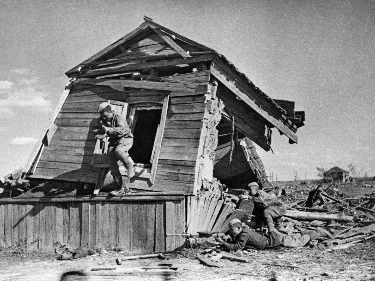 Дом вов 2. Разрушенная деревня 1945 вов. великая отечественная война разрушения деревни. разрушенный деревенский дом после войны. великая отечественная война разрушенный дом.