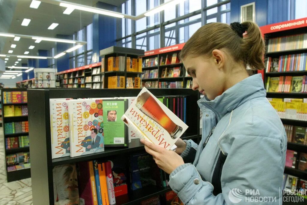 Покупка книг видео. Люди в книжном магазине. Магазин книг. Книга покупок. Новая книжка в магазине.