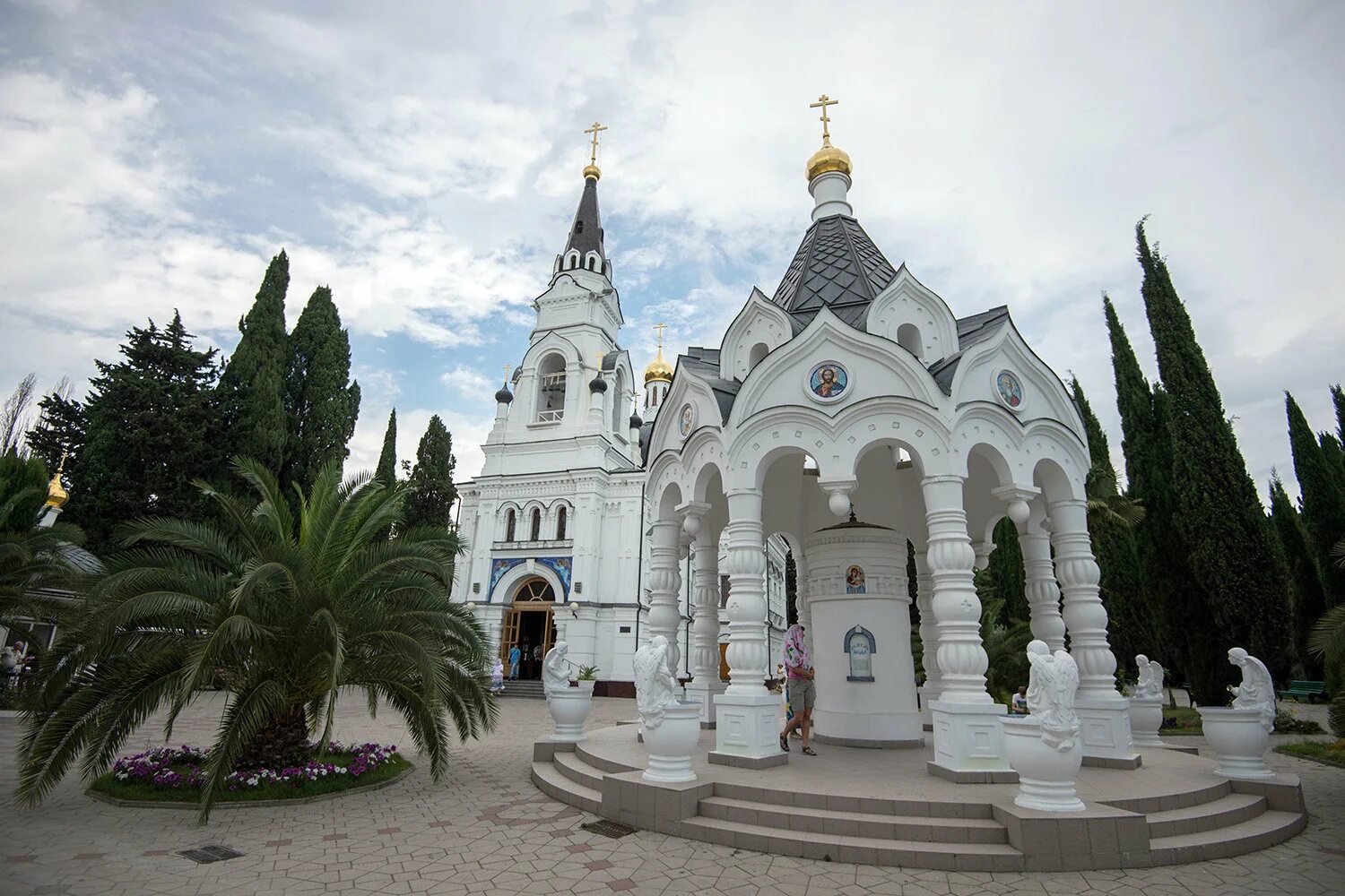 Архитектура города сочи. Храм Архангела Михаила в Сочи. Адлер храм Архангела Михаила. Церковь Владимира равноапостольного Сочи.