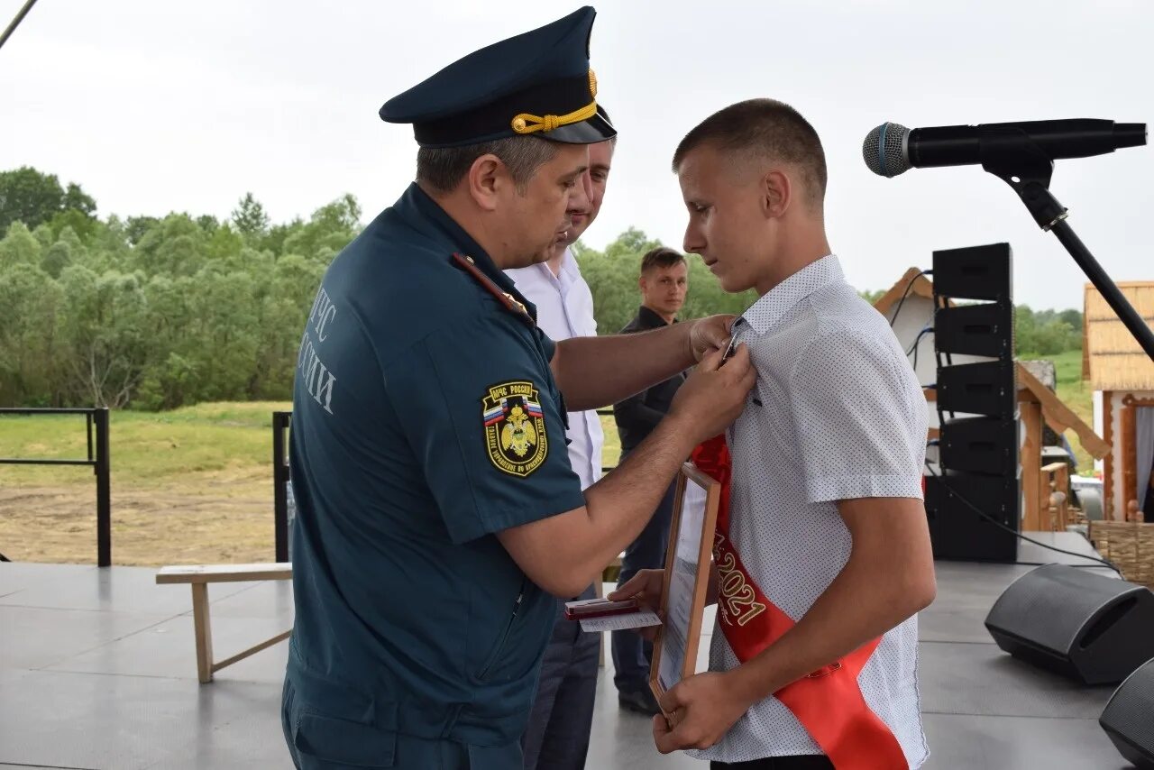 Какой медалью награждаются герои спасшие тонущих людей. Медаль МЧС за спасение утопающих на Водах. Награждение сотрудников МЧС. МЧС Гулькевичского района. Наградили мальчика за спасение.