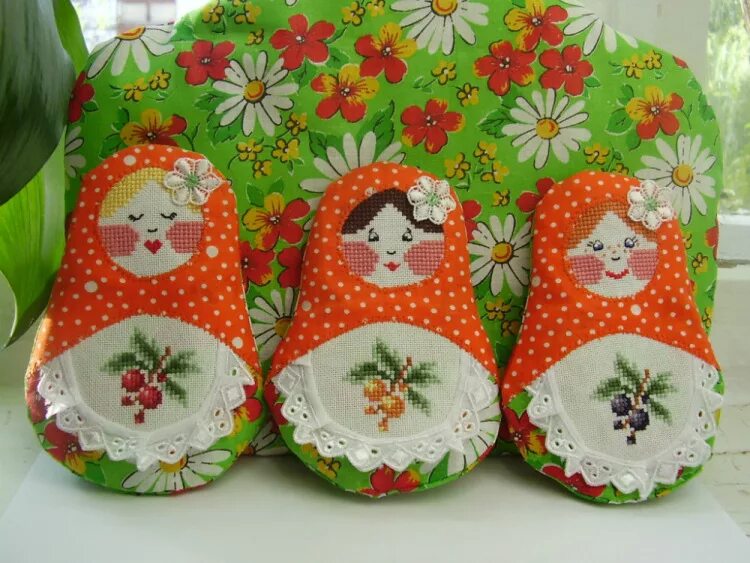 Хлопок матрешки. Куклы матрешки из ткани. Прихватки матрешки из ткани. Матрешка ткани. Лоскутная кукла.