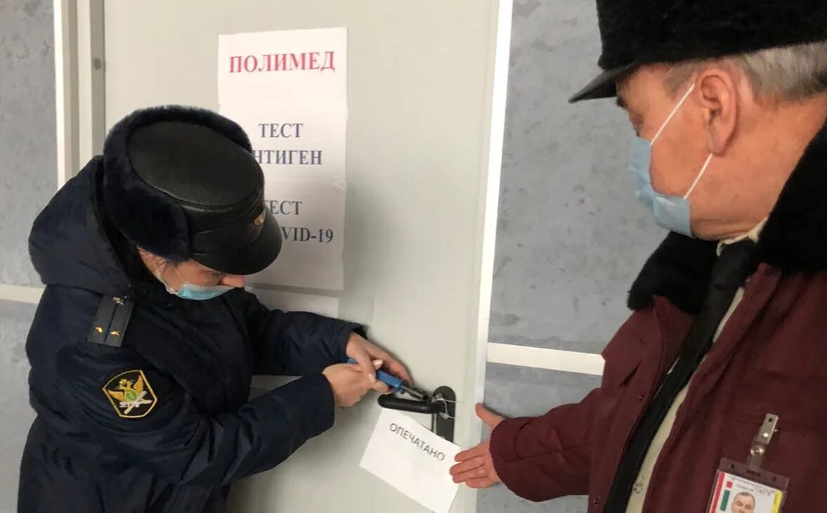 Городской тротуар. Полицейские уфы. Уфа оштрафовали. Машина дпс. Уфа оштрафовали.