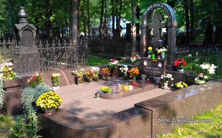 Вия артмане могила. Могила вии артмане. памятник вия артмане. могила артмане вия фрицевна. вия артмане могила на покровском кладбище.
