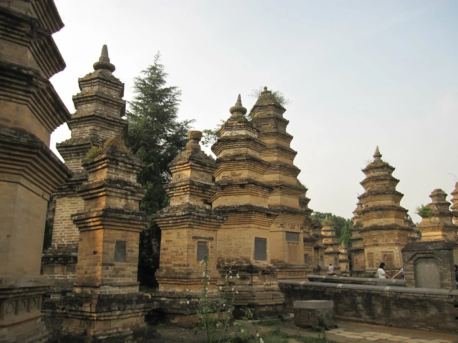 Shaolin temple. Монастырь Шаолинь. Храм Шаолинь достопримечательность. Шаолинь здание монастырь. Монастырь Шаолинь Китай.