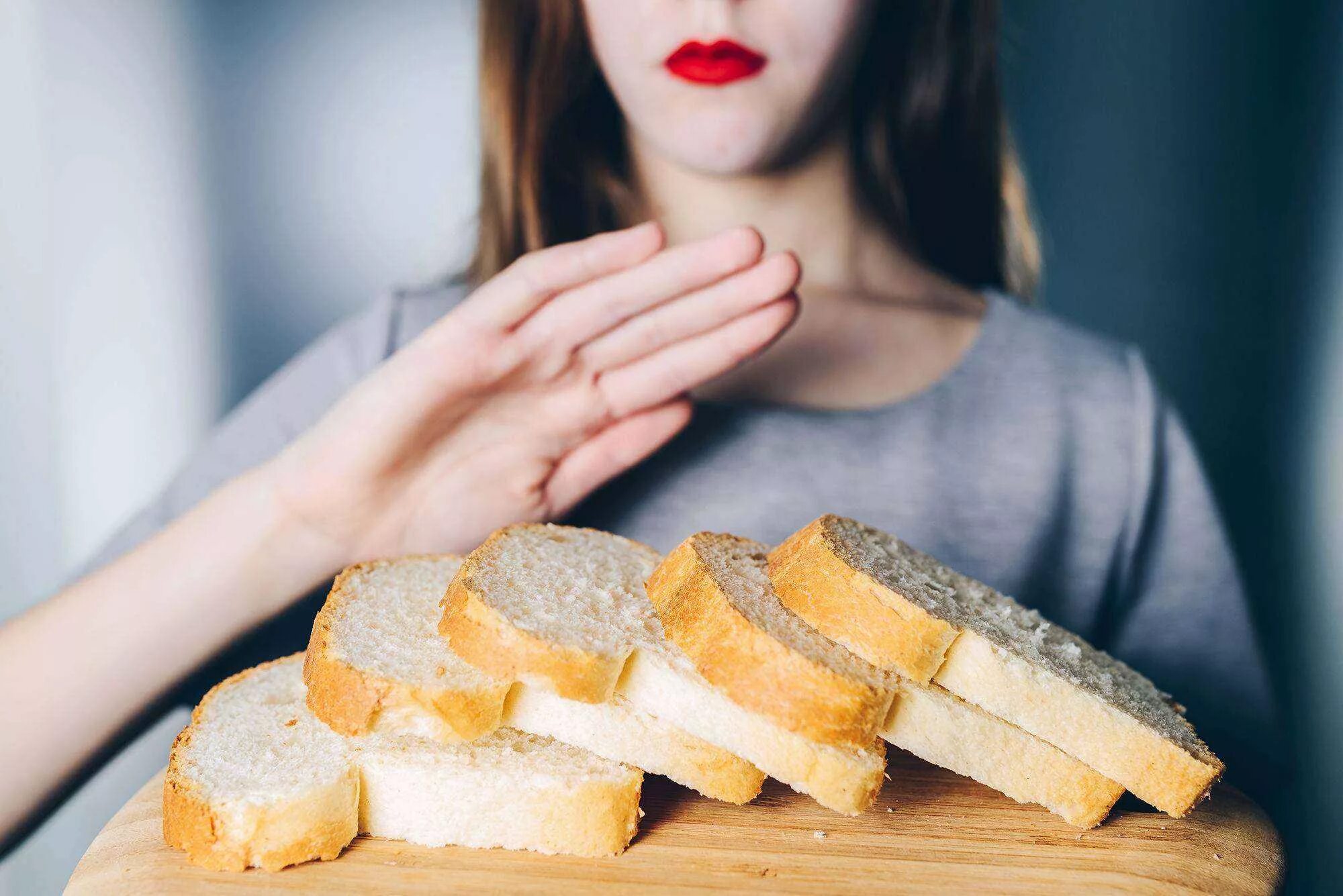 После сладкого соленое. Нарезанный хлеб. Кушает хлеб. Человек ест хлеб. Девушка с диетическими хлебцами.
