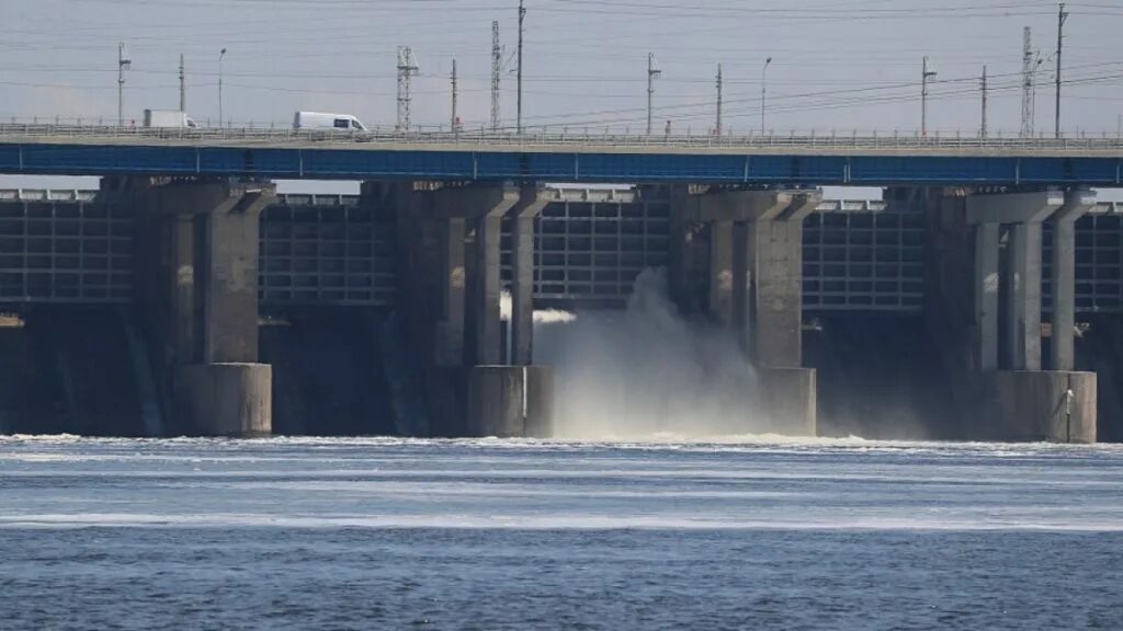 Волгоградская водохранилище Волжская ГЭС. Волжский гидроузел. Волгоград ГЭС 2020. Здание гидростанции Волжская ГЭС. Волжский сброс воды 2023