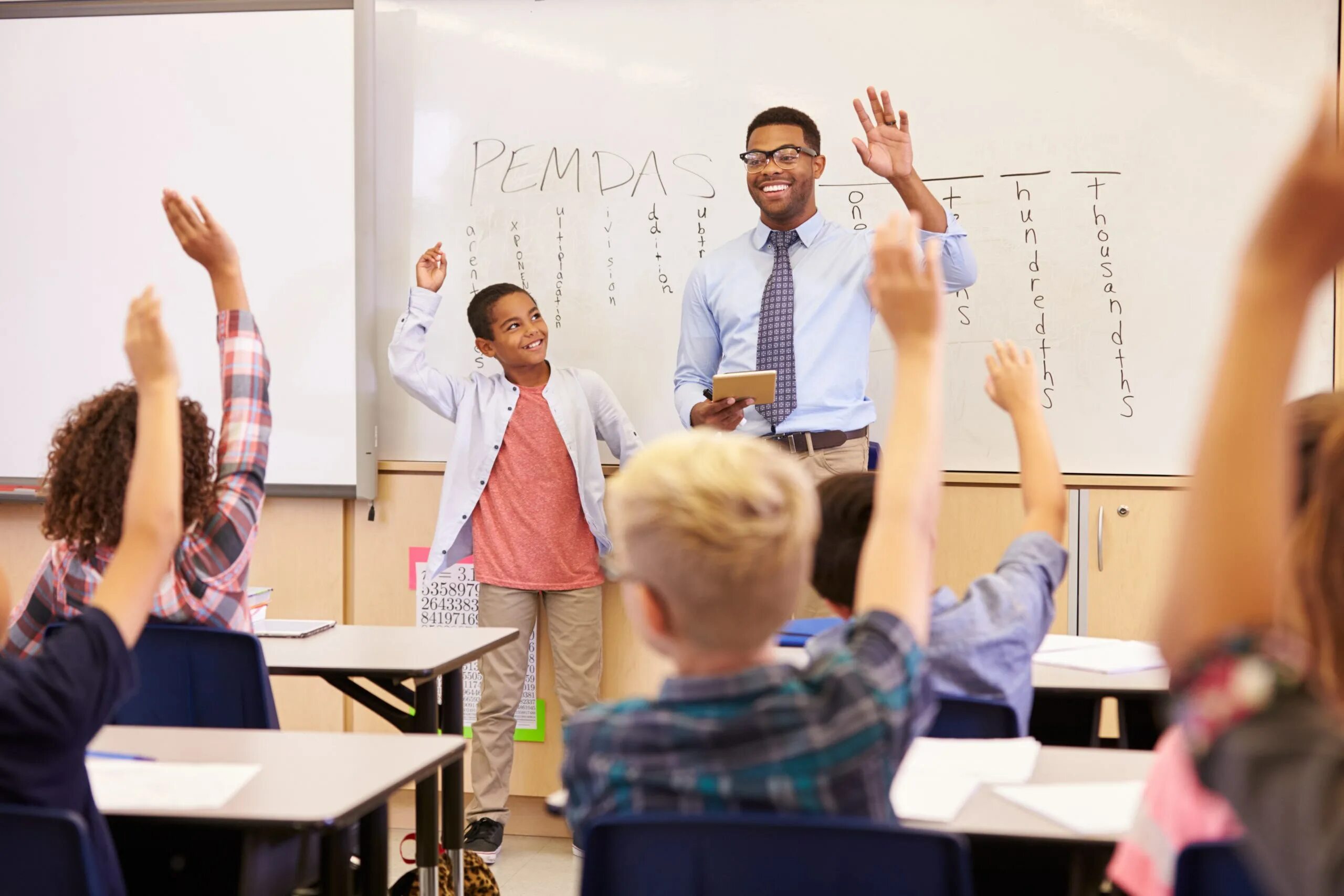 English in this school. Учитель. Американский учитель и ученики. Учитель английского в классе. Учитель в американской школе.