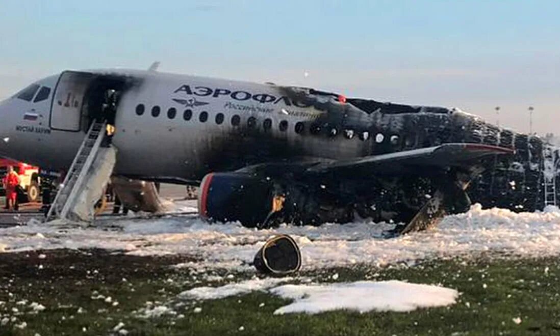 Техник в экипаже самолета 11. Авиакатастрофа SSJ-100 В Шереметьево. Катастрофа Суперджет 100 в Шереметьево. Сухой Суперджет 100 Аэрофлот катастрофа. Катастрофа SSJ 100 В Шереметьеве.