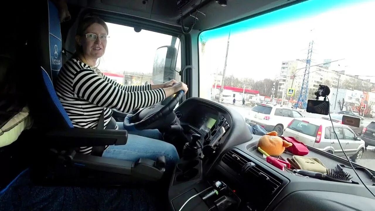Девчонка дальнобой. Девушка дальнобойщик.