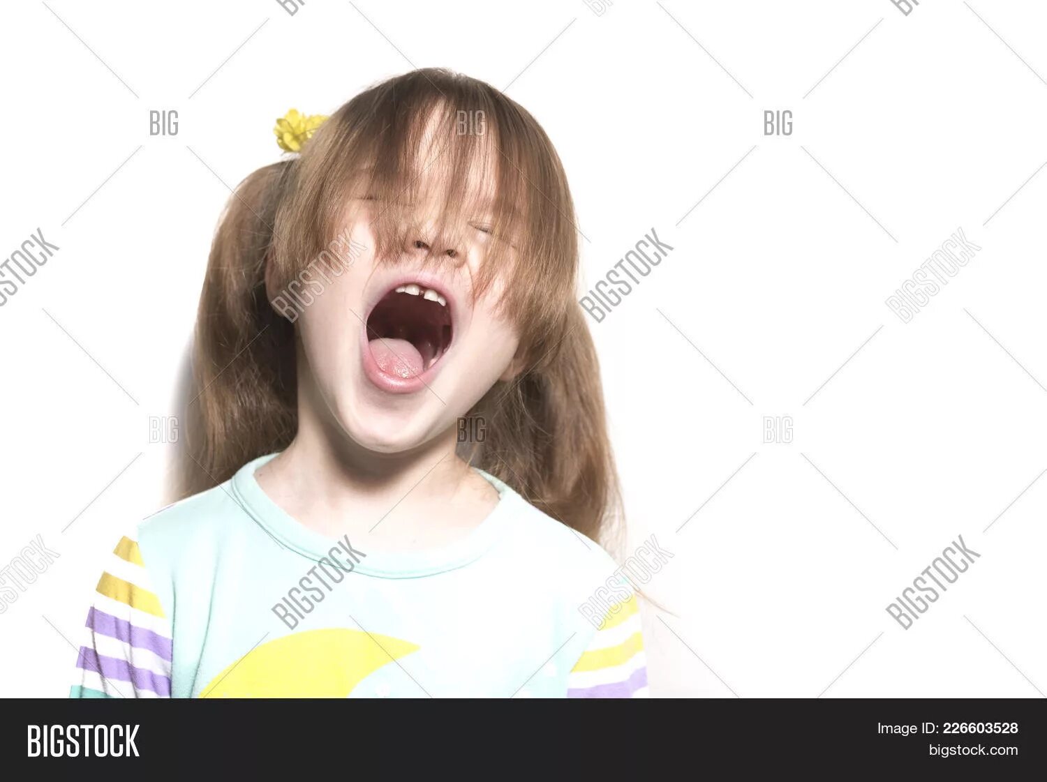 Видео где кричит девочка. Кричащая девочка. Девочка визжит. Джилл гринберг фотограф. Испуганная девочка.