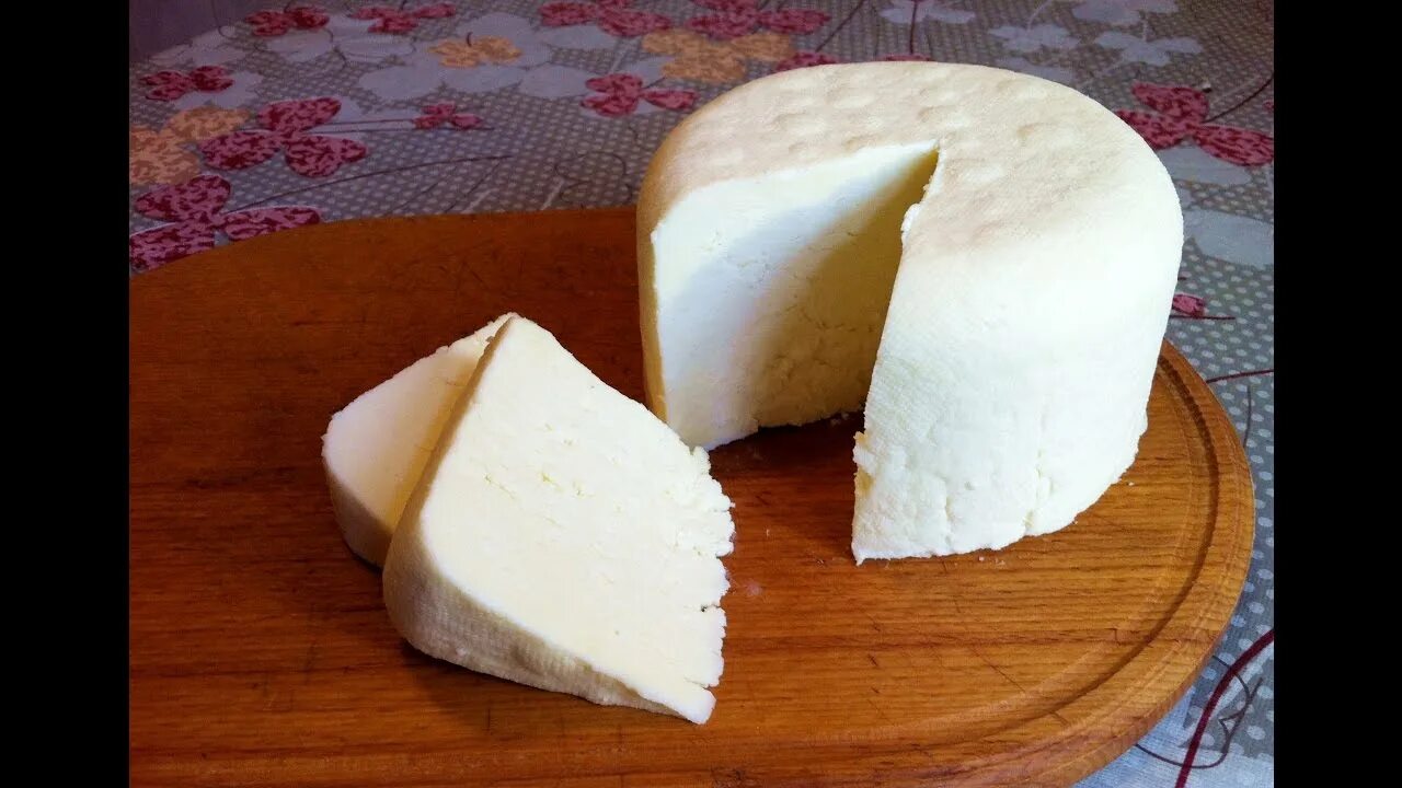 Домашний козий сыр из творога. Домашний сыр из молока. Сыр из молока в домашних. Домашний сыр из творога и молока пошаговый. Сыр молочный.