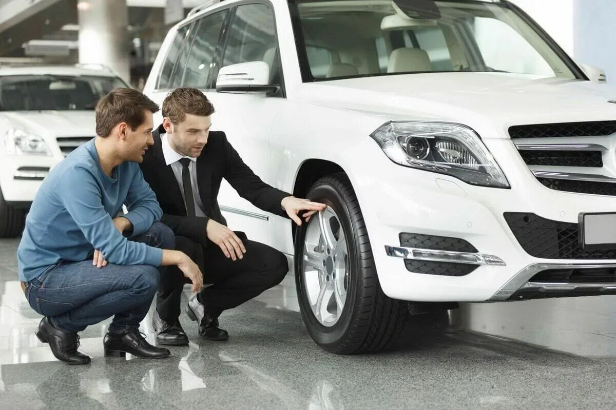 Продать автомобиль с пробегом быстро и дорого. Покупатель автомобиля. человек выбирает автомобиль. люди в автосалоне. осмотр машины.