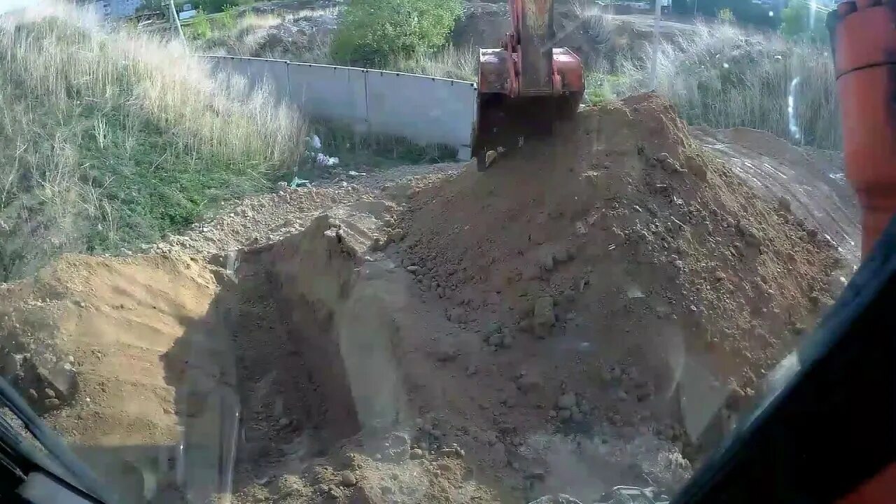 Траншею 6 человек выкопают за 72. Трактор ЮМЗ копает траншеи. Экскаватор копает траншею. Выкапывание ямы экскаватором. Рытье траншеи экскаватором