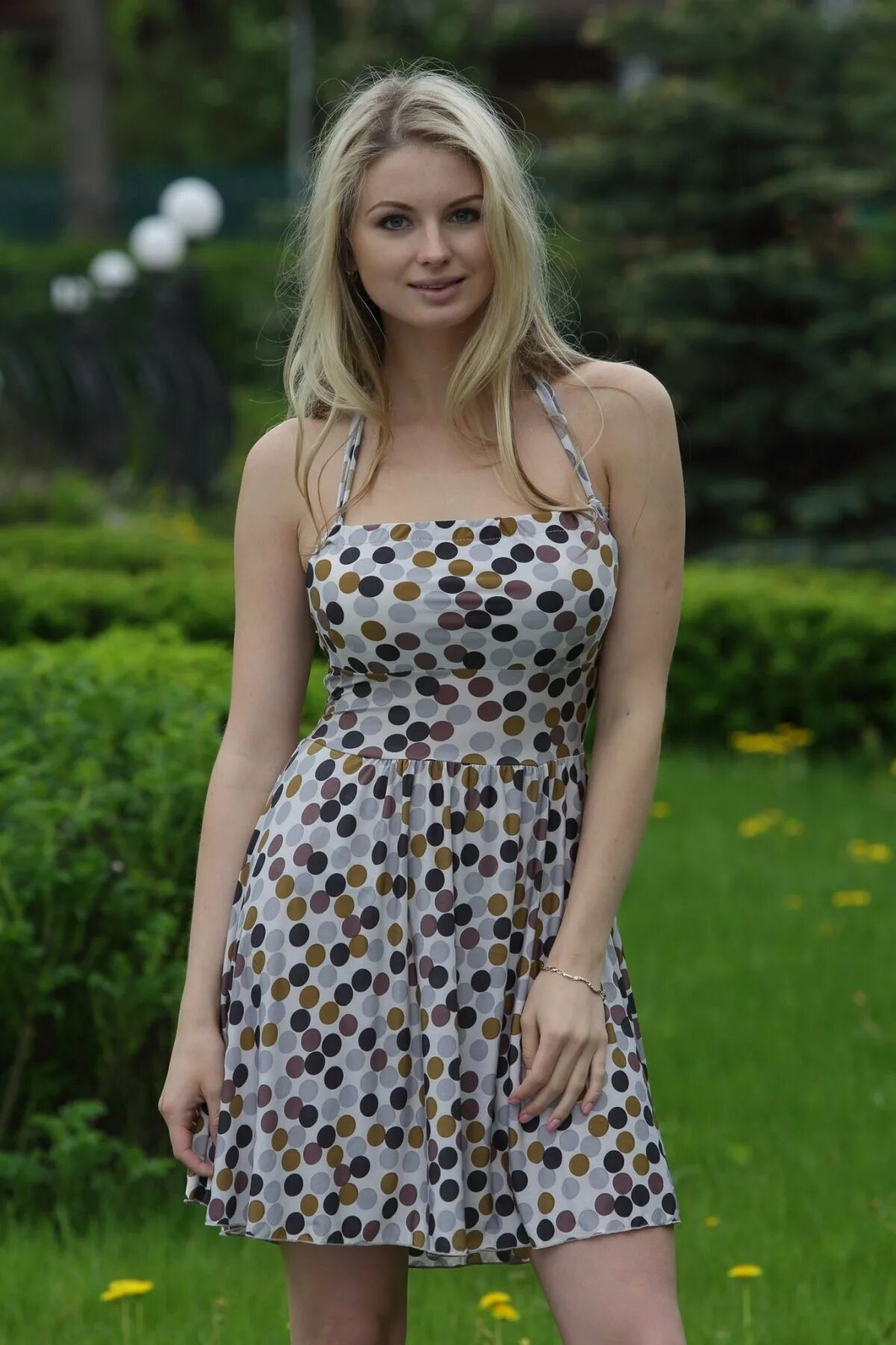 Просто молодые женщины. Просто молодые женщины. Женщина сидит боком. Просто молодые женщины. Модель dana kareglazaya.