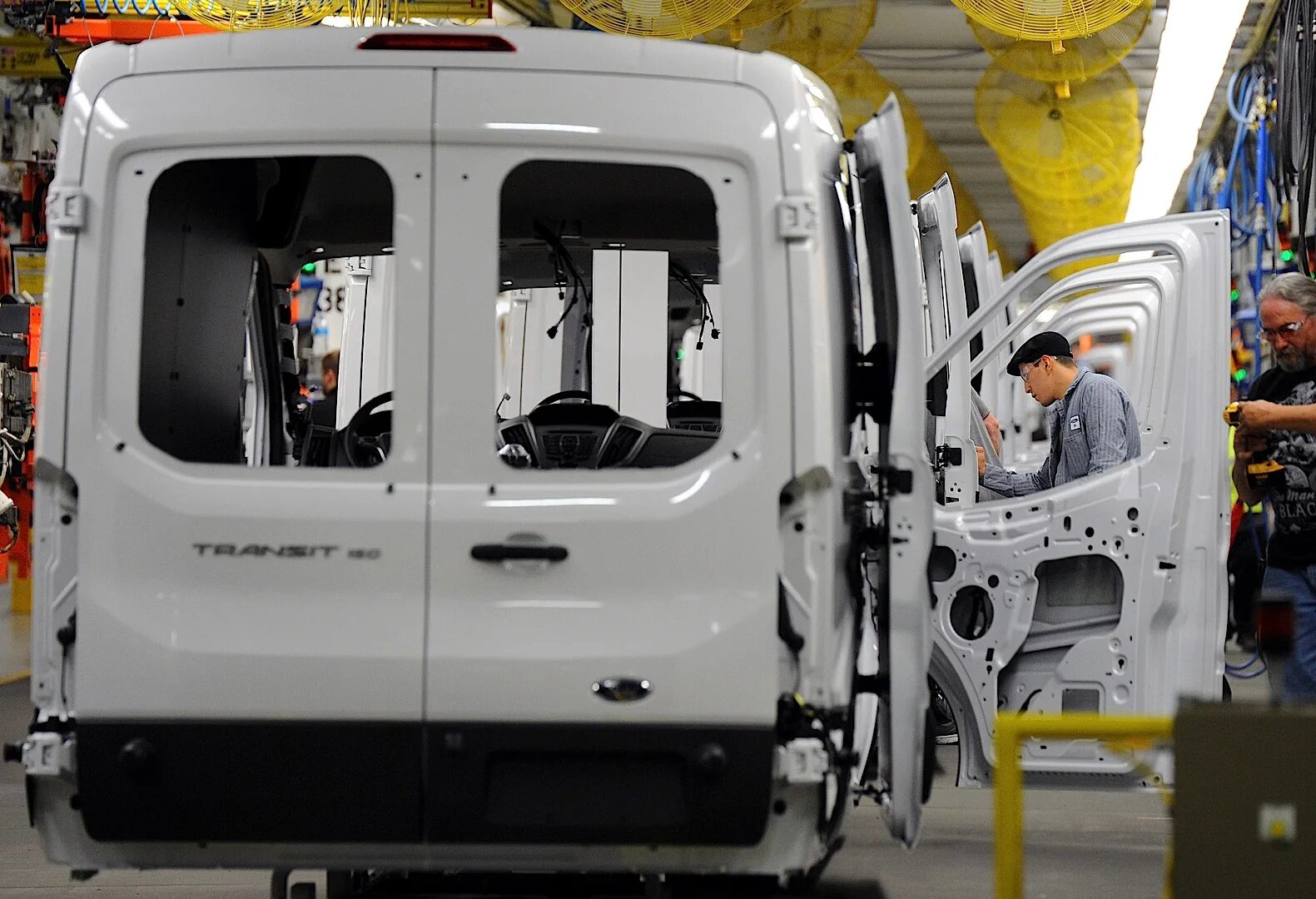 Сборка форд транзит. Ford starts 2015 Transit van Production.. Форд Транзит завод. Форд Транзит сборку. Рама Форд Транзит 2020.