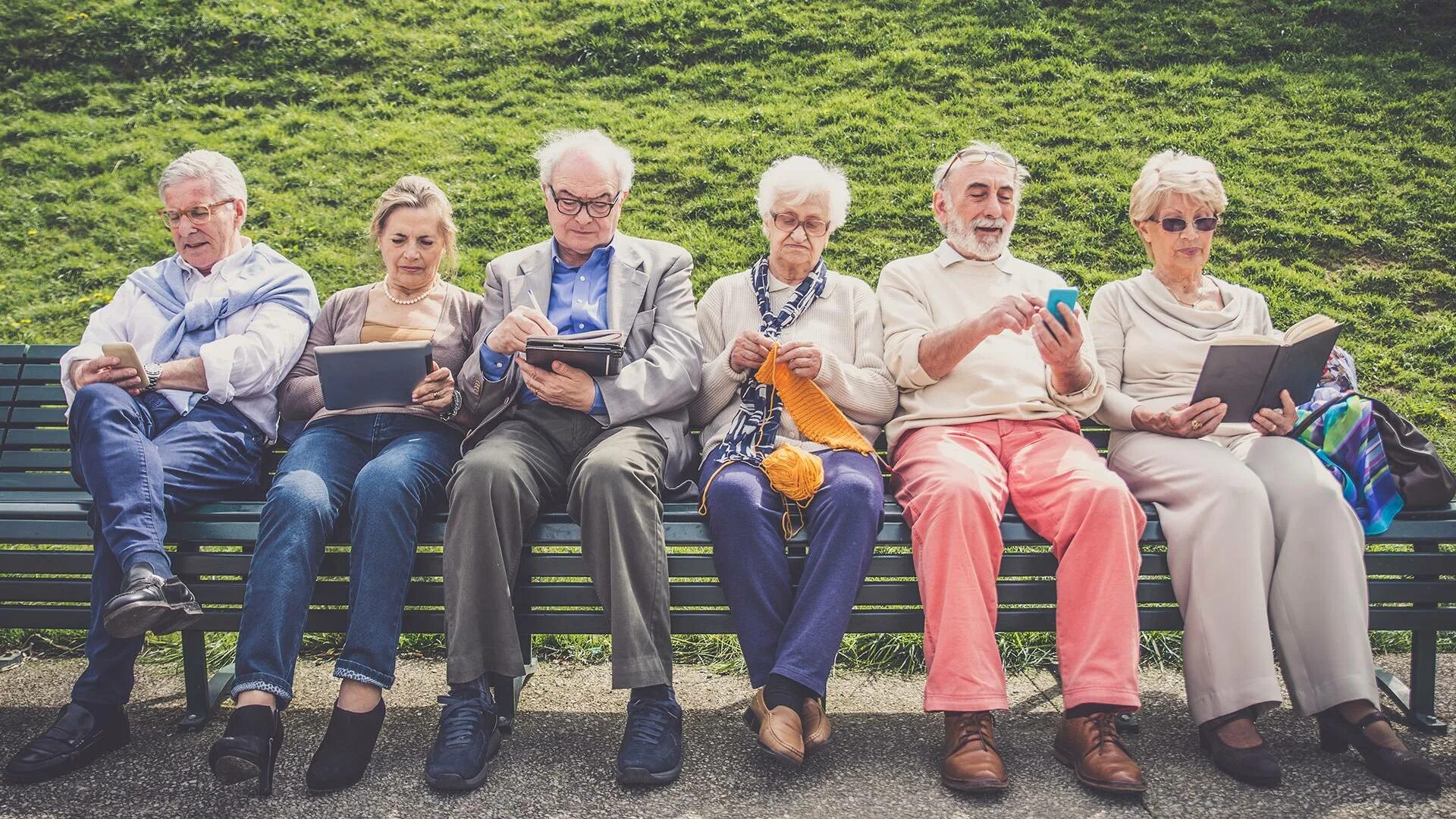 В старшие были люди. Социализация пожилых. Куча бабушек и дедушка. Старики в Великобритании. Активные долгожители.
