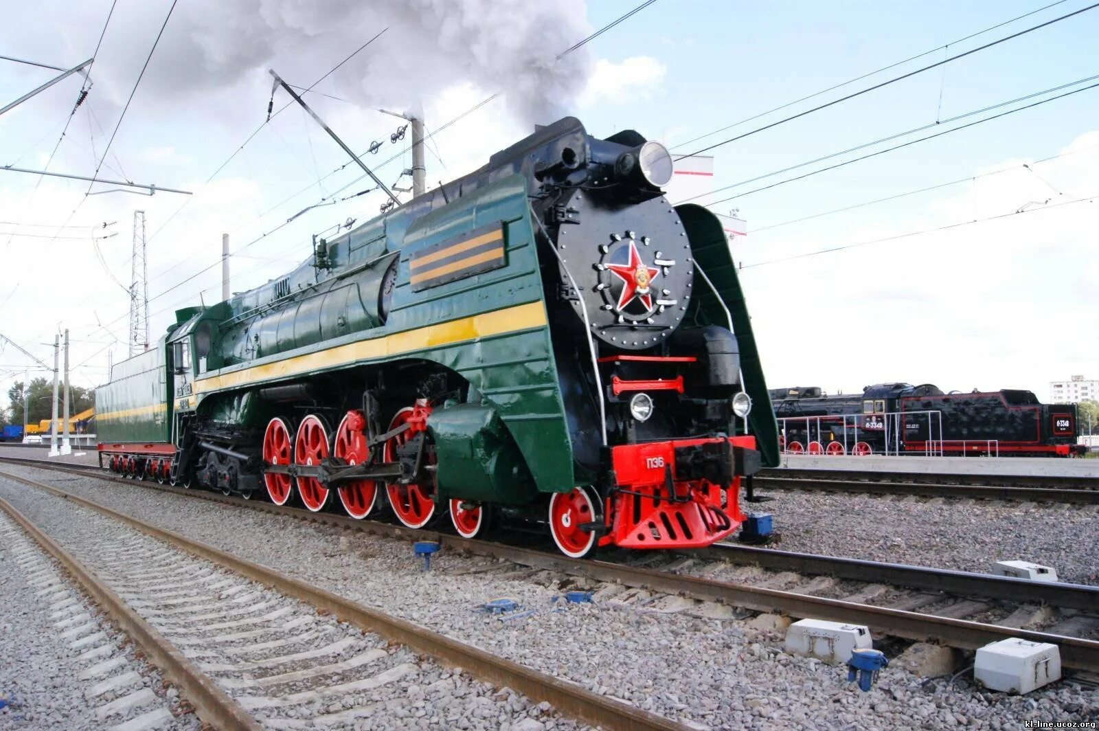 Локомотив ж. Локомотив ж. Поезд паровоз локомотив электровоз. Локомотив железнодорожный. Локомотив обои на телефон.