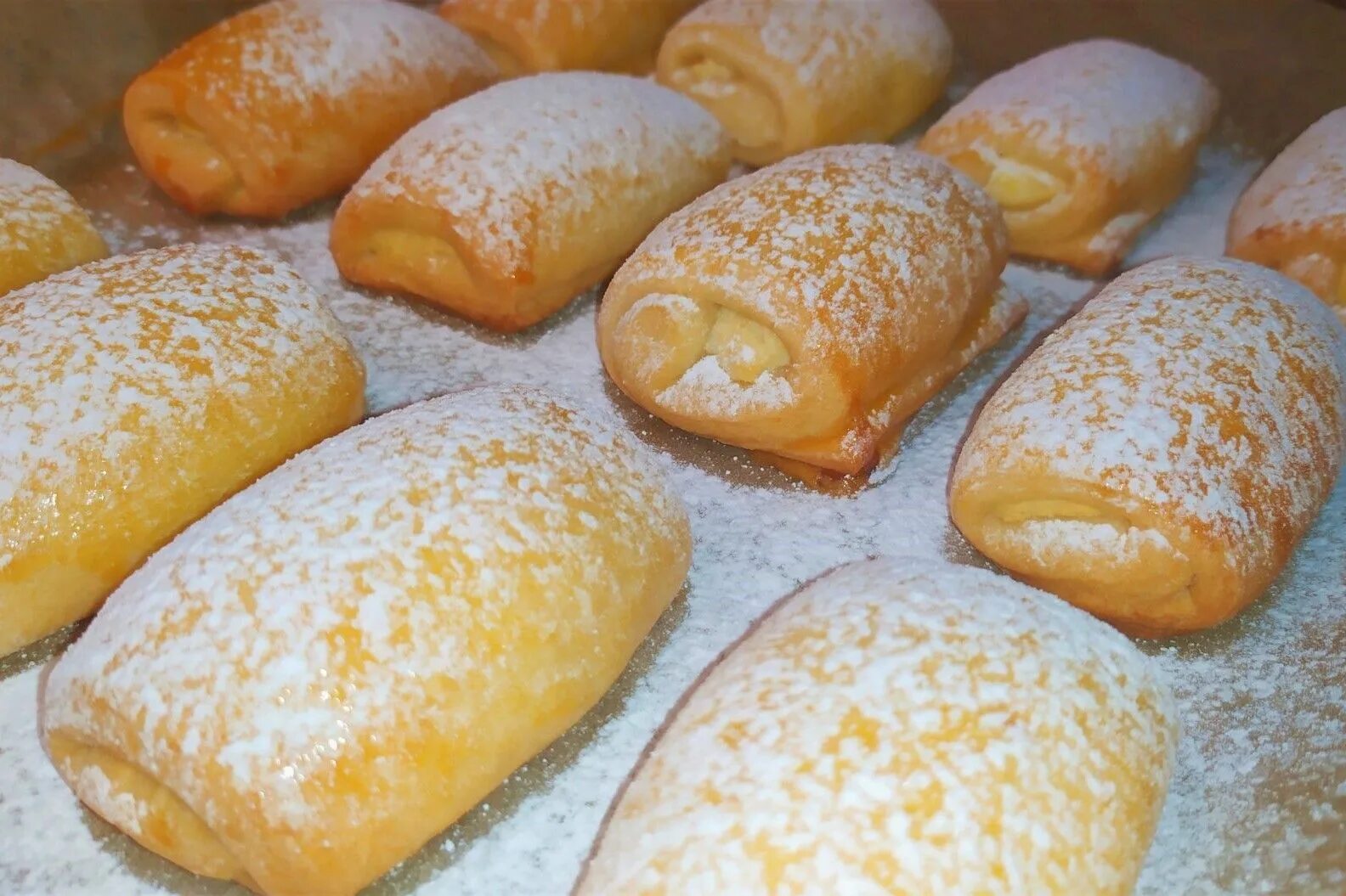 Вкусные рецепты из творога булочки. Булочки с творожной начинкой. булочки с творогом в духовке без дрожжей. плюшки без дрожжей. творожные булочки в духовке.