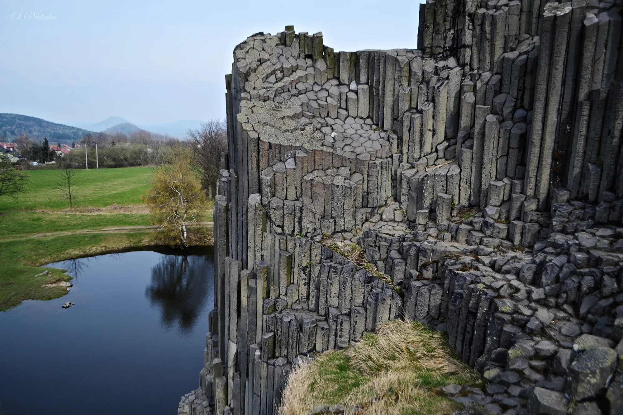 Базальтовая скала. Япония. Базальтовые столбы чехия. Базальтовая панска скала в чехии. Базальтовые скалы исландия.
