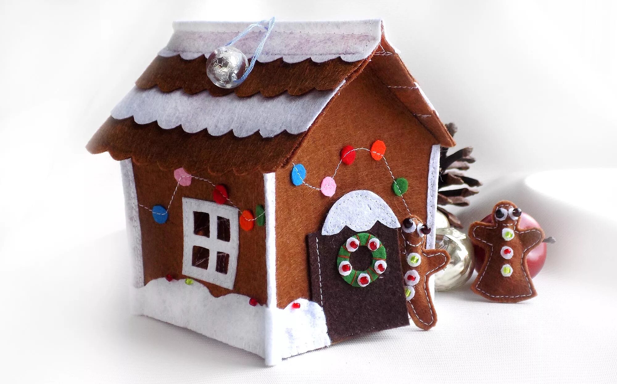 картонный домик на елку. картонные домики на новый год. домик из фетра. новогодний домик. картонный домик на елку.