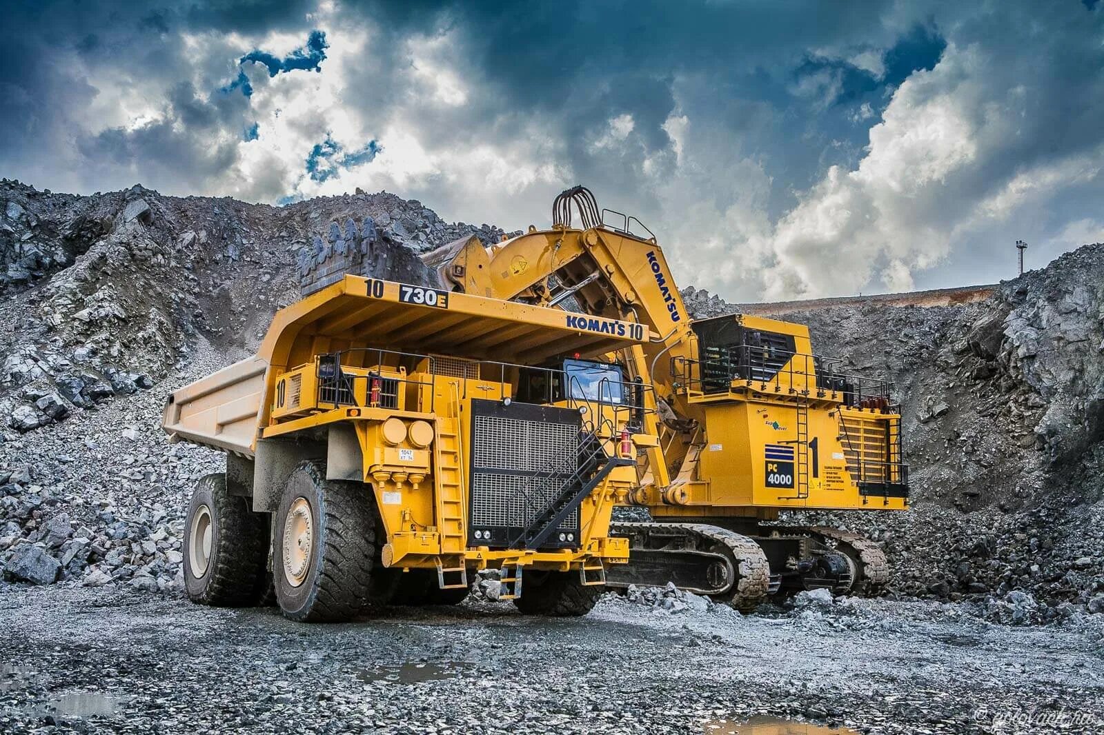 Михеевский ГОК самосвалы Комацу. Экскаватор Komatsu горнорудный. Карьерные самосвалы Komatsu. Komatsu 730e. Горнорудная промышленность урала обеспечивает железными рудами