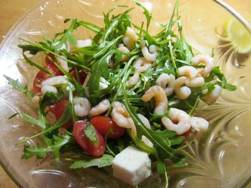 Рукола кедровые орешки салат. Рукола кедровые орешки салат. Салат с кедровыми орехами. Руккола с кедровыми орешками. Салат с рукколой и свеклой и брынзой.
