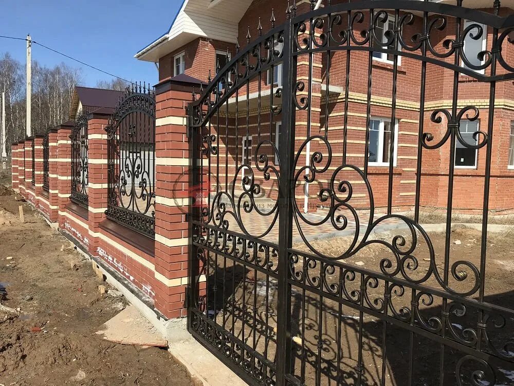 Кирпично металлический забор. Кованый забор. кирпичный забор с ковкой. кованые заборы из кирпича. кованый кирпичный забор.