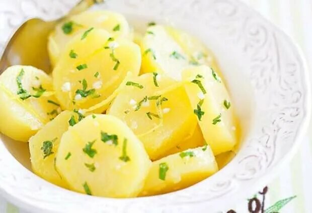 Картошка с лимоном. Картофельный салат с лимоном. Лимонный картофель. Чесночная картошка. Картошка по гречески.