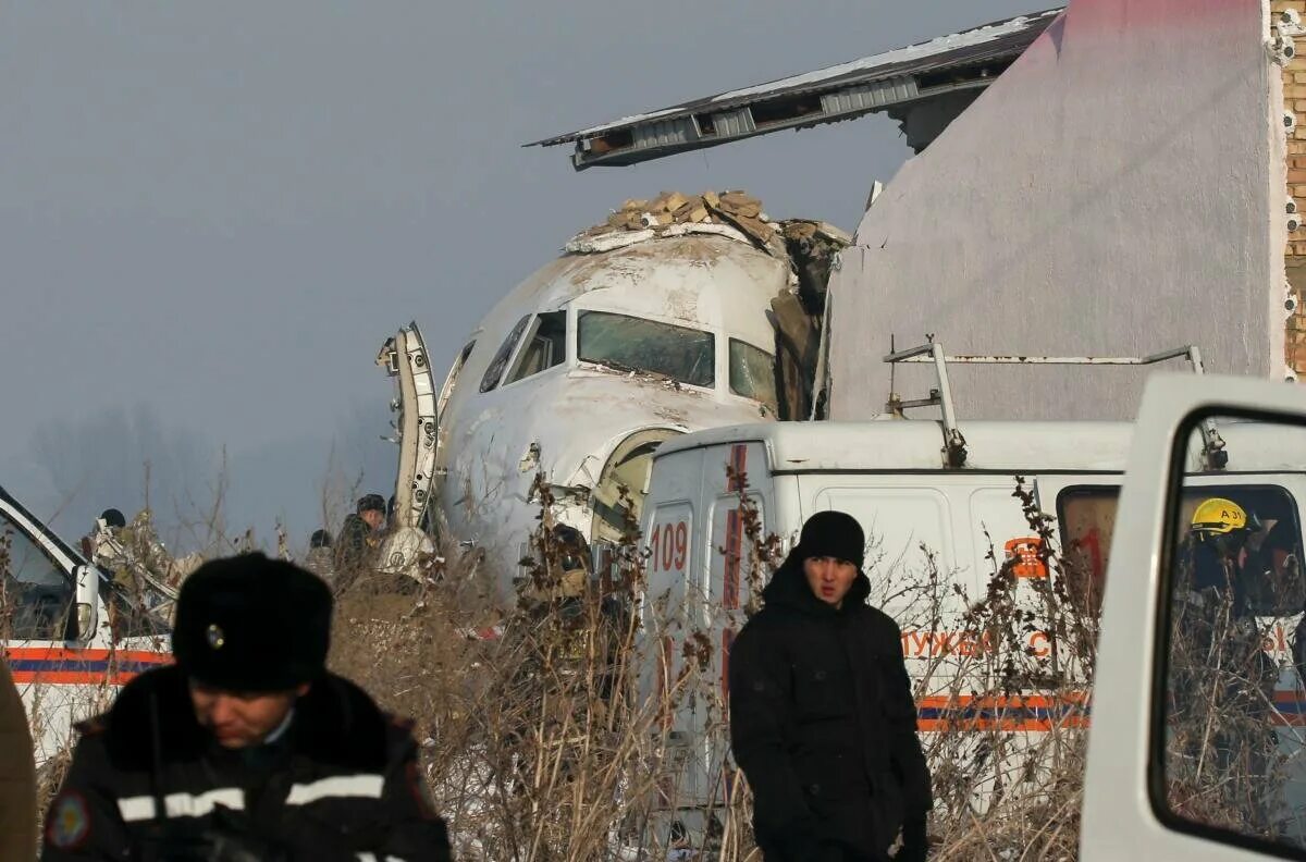 Какой самолет упал сегодня. Катастрофа ту-154 в Алма-Ате. Авиакатастрофа в Алма Ате 2019. Катастрофа Fokker 100 под Алма-атой. Fokker 100 bek Air катастрофа.