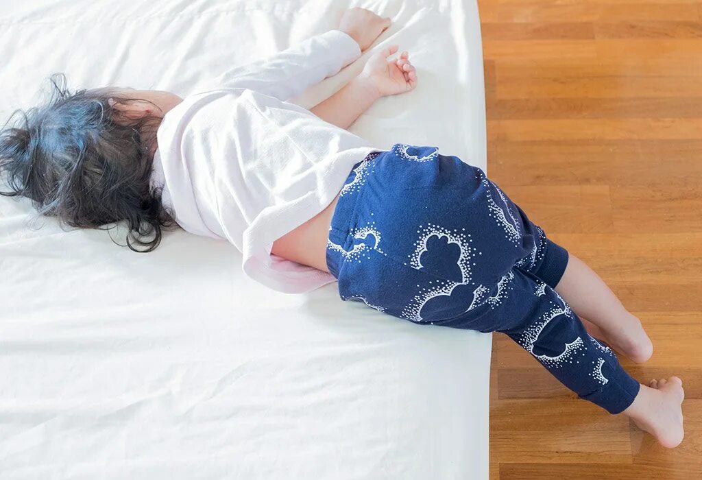 Ребенок упал с кровати в 8 месяцев. Подушки для предотвращения падения ребенка с кровати. Падает на кровать.