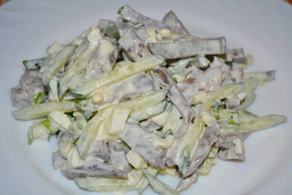 Салат. Мясо со свежими огурцами. Мясо со свежими огурцами. Салат с языком говяжьим. Мясной салат с огурцами.