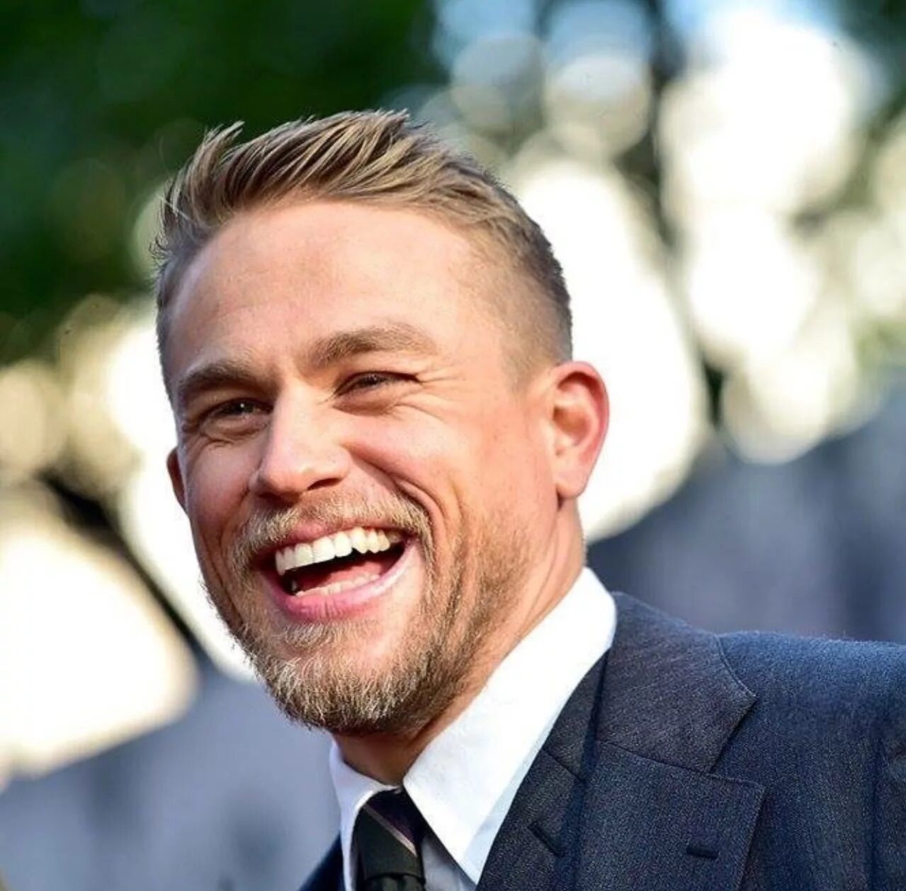 Charlie hunnam. Чарли Ханнэм. Актер Чарли Ханнэм. Прическа Чарли Ханнэм 2020. Чарли Ханнэм 2022.