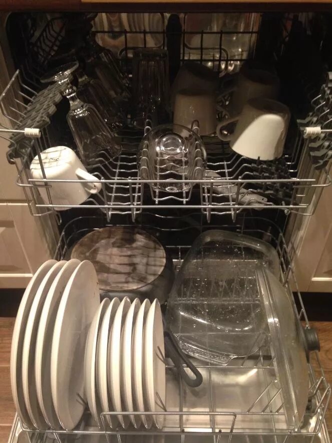 Leran bdw 60 148. Посуда в посудомоечной машине. Чайник в посудомойке. Посудомоечные машинки Леран. Размещение посуды в посудомоечной машине Leran.