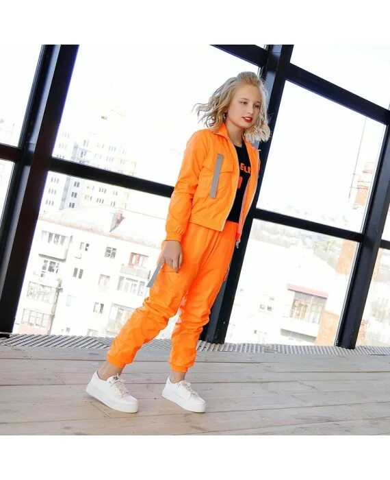 Оранжевый спортивный костюм. Ярко оранжевый спортивный костюм. Оранжевый спортивный костюм для девочки. Оранжевый спортивный костюм женский.