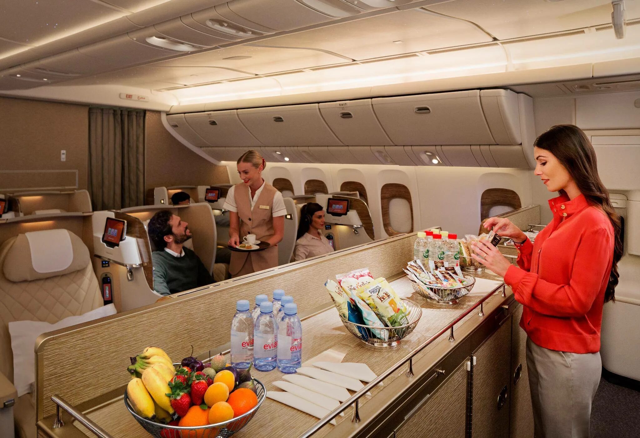 Перелет эмирейтс. Боинг 777 эмирейтс салон. эмирейтс авиалинии самолеты. boeing 777 emirates салон. боинг 777 эмирейтс салон эконом класса.