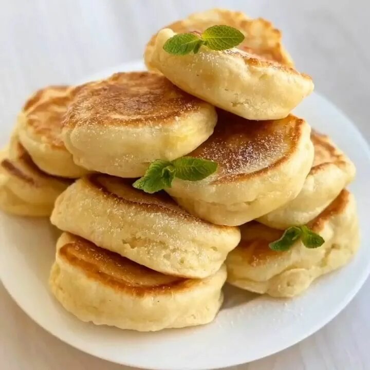 оладьи на варенце пышные. сладкие оладьи. вкусные оладьи на кефире пышные. пышные оладьи. идеальные оладьи на кефире.