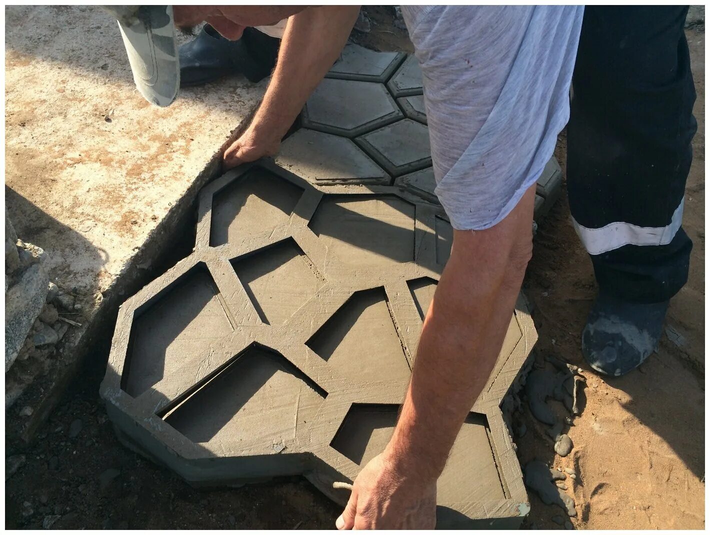 5). бетонные дорожки в саду. заливаем дорожку формами. формы для дорожек из бетона. заливаем дорожку формами.