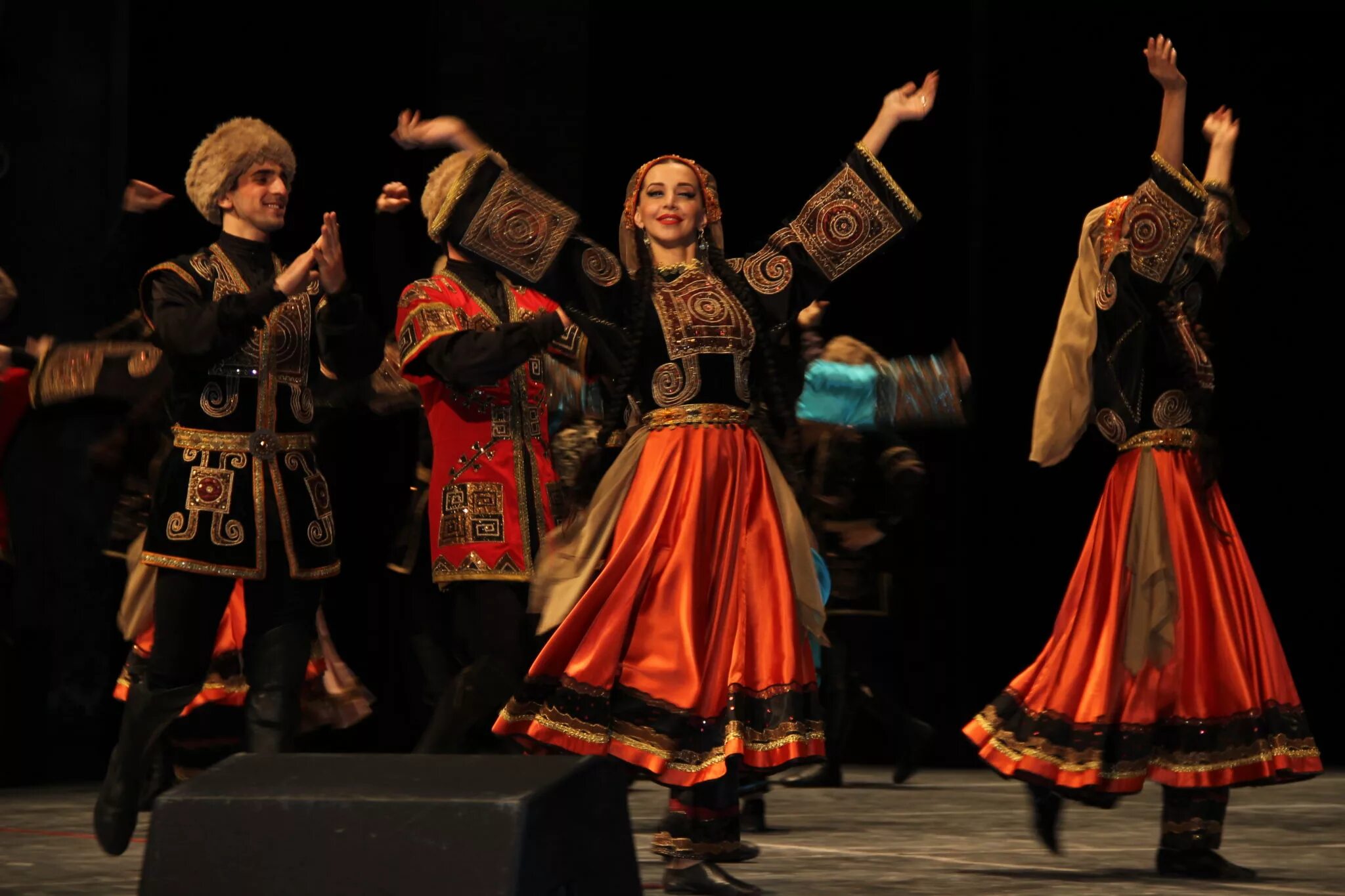 лезгинка ансамбль танца дагестана. горцы ансамбль лезгинка. лезгинский танец ансамбль лезгинка. лезгинка танец. руководитель ансамбля лезгинка.