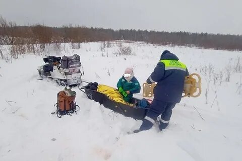 Замерзли люди на снегоходах