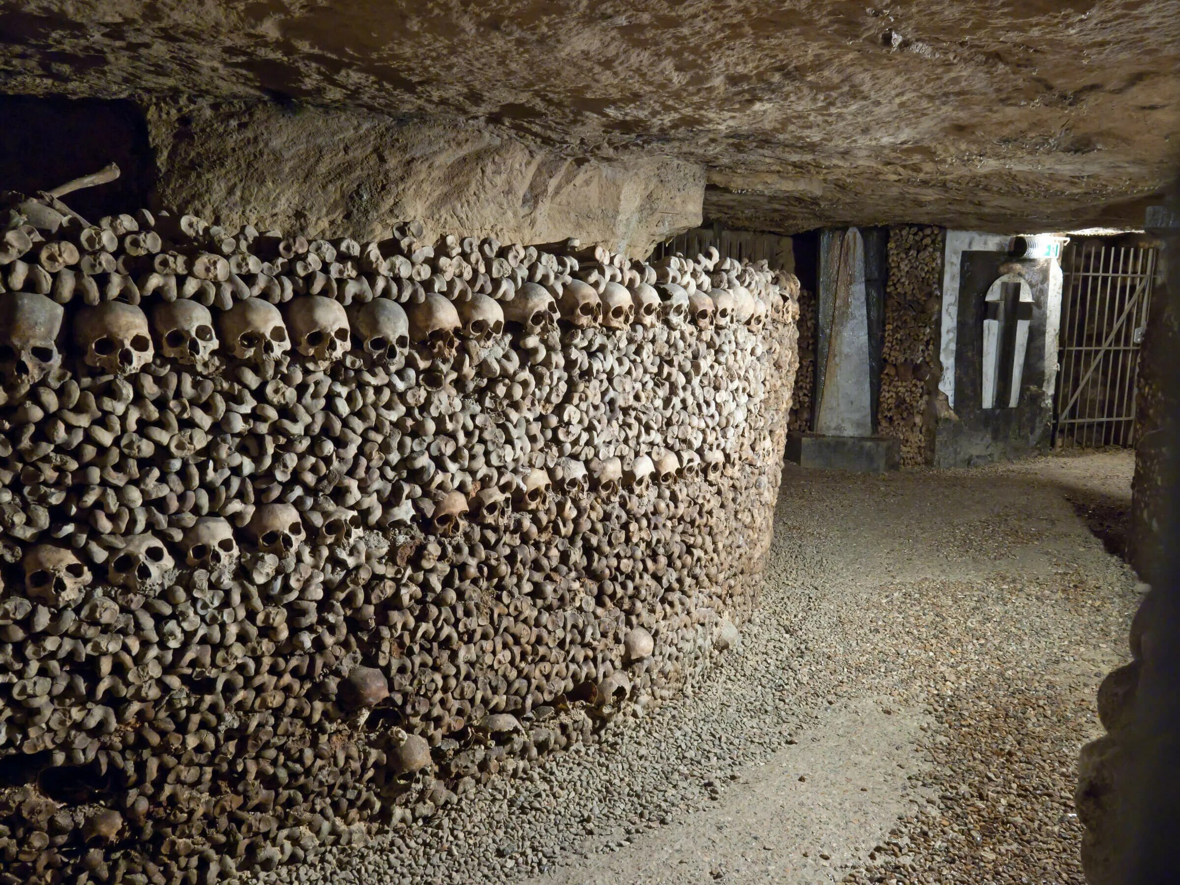 The catacombs of solaris revisited. Катакомбы Парижа (Catacombs of Paris), Франция. Оссуарий Париж катакомбы. Склеп катакомбы Парижа. Подземном кладбище "катакомбы Парижа".
